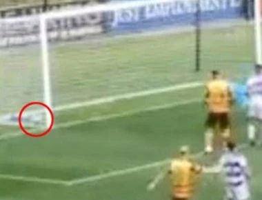 Απίστευτο περιστατικό: Η μπάλα στα δίχτυα, ο διαιτητής όμως δίνει...αουτ! (Βιντεο)